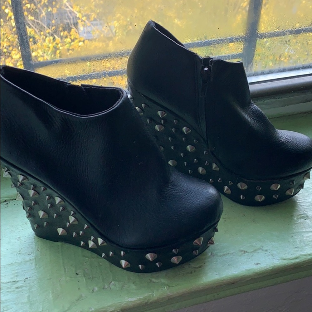 Black boots cute with jeans